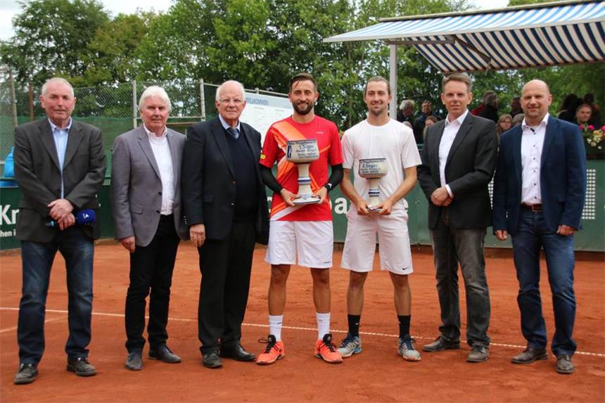 Marvin Netuschil vollendet das Triple Wohnten dem geschichtsträchtigen Finale bei (v. l.): Ede Kampshoff (Oberschiedsrichter), Robert Hampe (WTV-Präsident), Bürgermeister Helmut Könning, Turniersieger Marvin Netuschil, Finalgegner Tim Schönenberg, Frank Brockordt (Turnierdirektor) und Heiko Seiffert (Vorsitzender TV BW Stadtlohn).