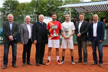 Wohnten dem geschichtsträchtigen Finale bei (v. l.): Ede Kampshoff (Oberschiedsrichter), Robert Hampe (WTV-Präsident), Bürgermeister Helmut Könning, Turniersieger Marvin Netuschil, Finalgegner Tim Schönenberg, Frank Brockordt (Turnierdirektor) und Heiko Seiffert (Vorsitzender TV BW Stadtlohn).