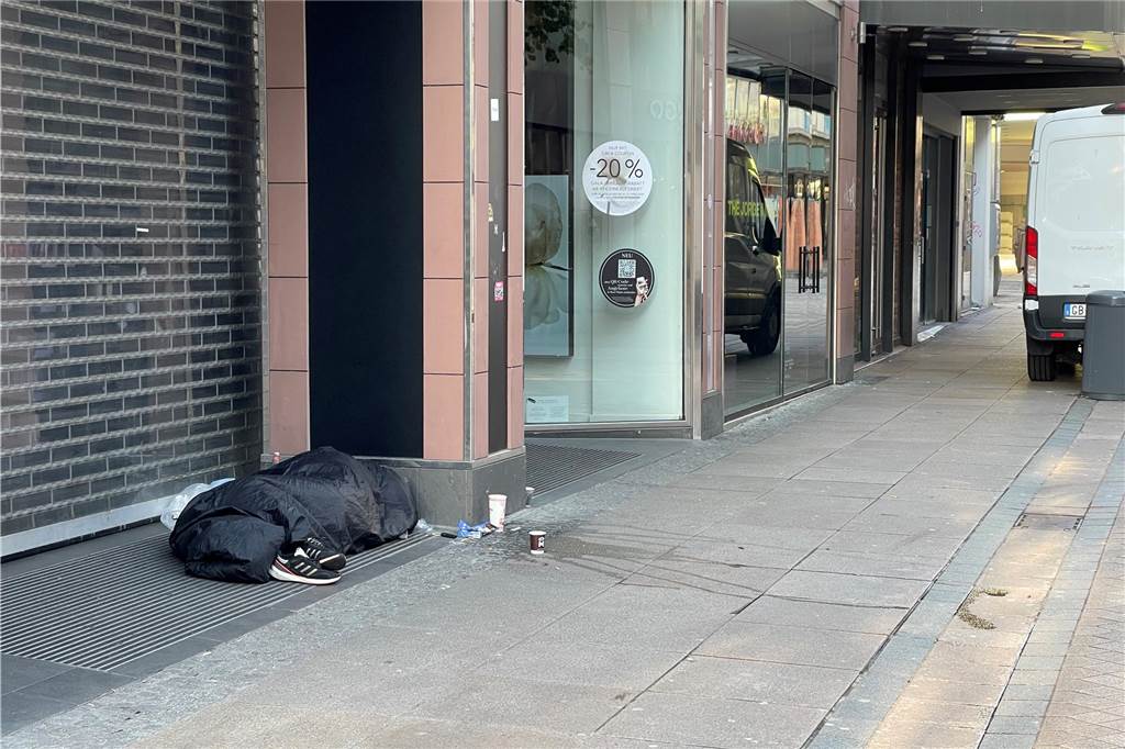 Westenhellweg und Petrikirche: Dortmunds Drogenhotspot am Morgen Wohnungslose Menschen nutzen die Eingänge der Westenhellweg-Geschäfte, um wenigstens ein wenig vor Regen und Wind geschützt zu sein.