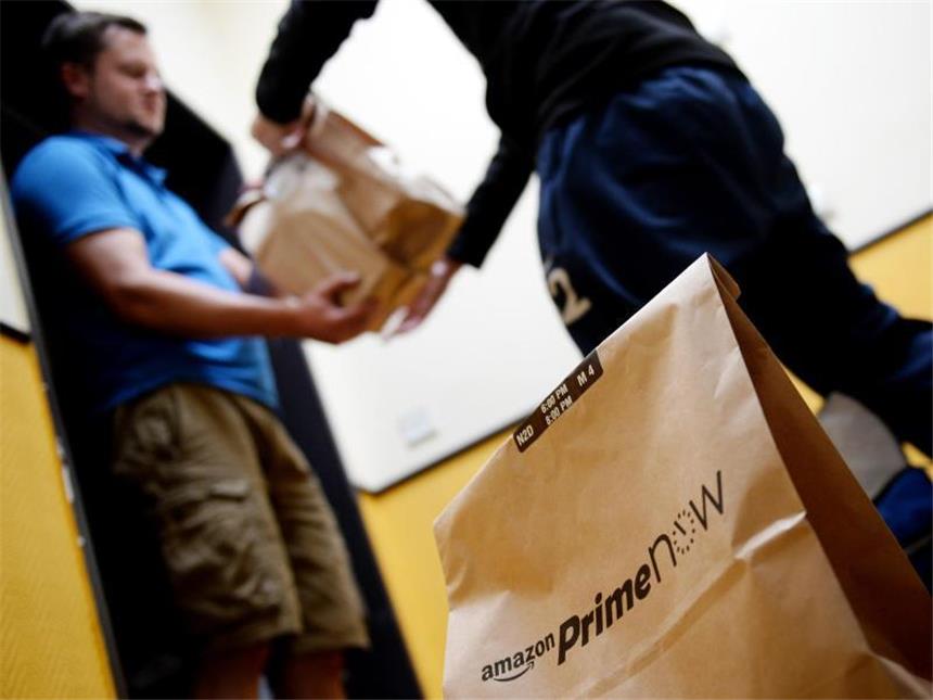 Amazon hat das Einkaufsverhalten der Deutschen verändert Wohnungstür öffnen statt Einkaufengehen: Amazon hat das Einkaufsverhalten der Deutschen nachhaltig verändert. Foto: Susann Prautsch