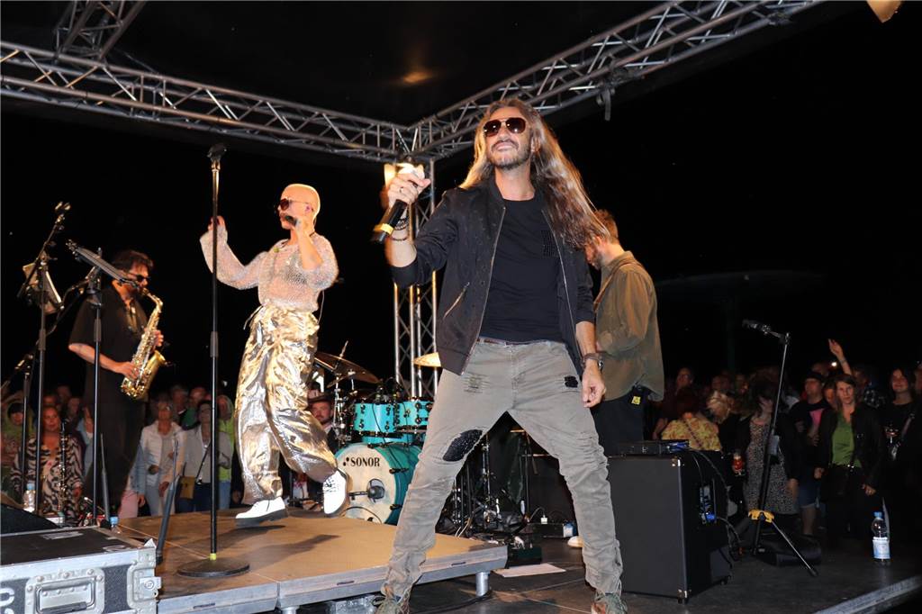 Highlight der Summer Specials Olfen 2023: Partystimmung im Naturbad dank Wolf Codera Wolf Codera brachte die Sängerin Lélé und den Sänger Dagorad (v.l.n.r.) mit und heizte dem Publikum in Olfen ein.