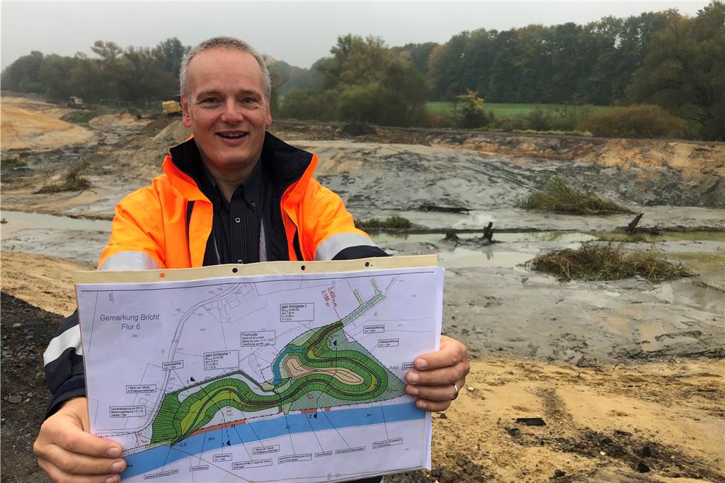 Großbaustelle am Mühlenbach wird schneller fertig als geplant Wolf Debus zeigt auf dem Plan den geschlängelten Verlauf des Mühlenbachs, den die Bagger bereits freigelegt haben.