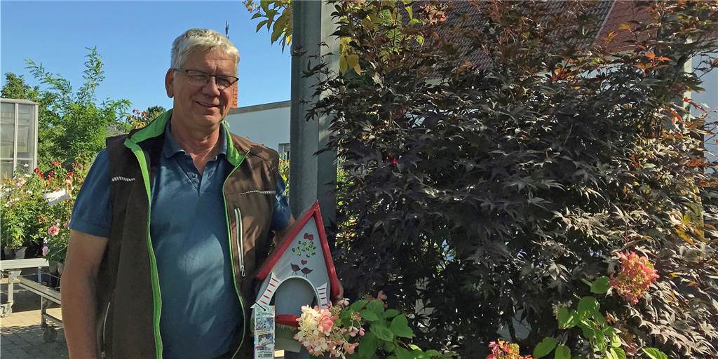 Pflanzen Giesebrecht: Statt Apfelfest jetzt Obstwoche und Herbstmarkt Wolf-Dieter Giesebrecht mit einem Vogelhäuschen im Arm: Er freut sich auf die neue Obstwoche und den neuen Herbstmarkt im Oktober.