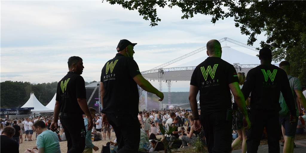 Wolff-Security war 2022 beim Sunset Beach Festival auf dem Gelände im Einsatz. Auch in den Jahren zuvor haben sie beim Festival für Sicherheit gesorgt.