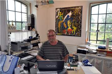 Wolfgang Anders am Computer. Während der Zwangspause kümmerte er sich auch um die Internet-Präsenz der Galerie.