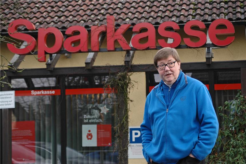 Wolfgang Baumann vor der Filiale in Frohlinde: "„Dat is doch scheiße. Seit fast 50 Jahren habe ich mein Konto hier und kenne die Leute."