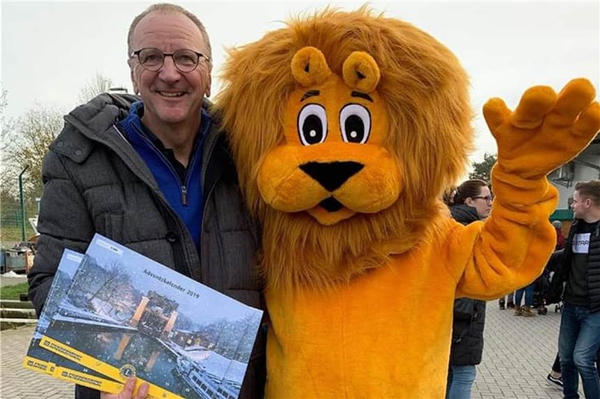Adventskalender der Lions ist ausverkauft - Selbst der Bürgermeister ist leer ausgegangen Wolfgang Bläss vom Lions-Club hält beim Weihnachtsmarkt der JVA die letzten Lions-Kalender in den Händen.