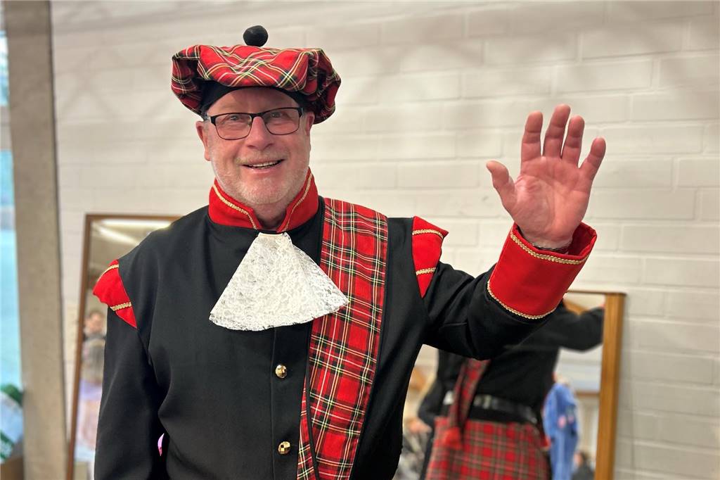Karnevalisten aus der ganzen Region besuchten die Kostümbörse Wolfgang Bollmann (70) fand schnell ein Kostüm, das ihm gefiel: eine schottische Tracht.