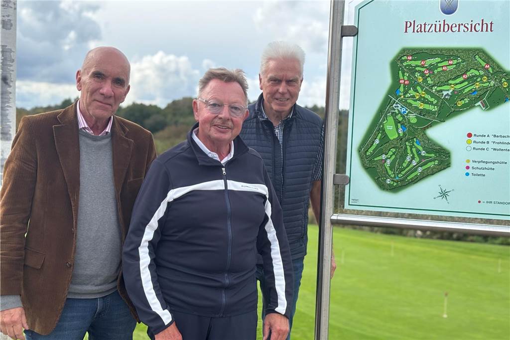 Kleine „Golf-Krise“ geht weiter: Golfclub muss 27-Loch-Anlage umbauen Wolfgang Dressler, Reiner Kötter und Karl-Heinz Platzek (v.l.): Der Golfplatz wird sich bis 2028 noch mal verändern, aber dadurch nicht schlechter, sagt der Vorstand.