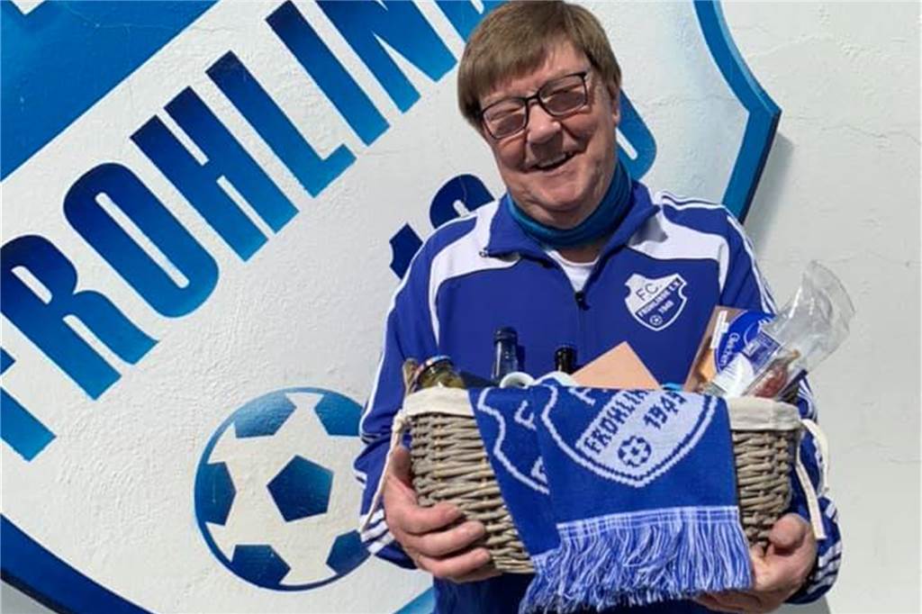 Habinghorster Trainer lüftet nach Abpfiff das Geheimnis um den blauen Rucksack Wolfgang "Guido" Baumann, Urgestein des FC Frohlinde.