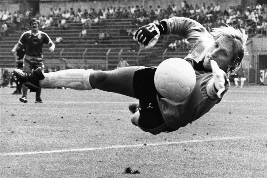 Ein Schwerter Sport-Idol wird 75, aber: „Es gibt keine Feten mehr“ Wolfgang Kleff in Aktion: Der Schwerter Keeper brachte es bis zum Nationaltorwart.