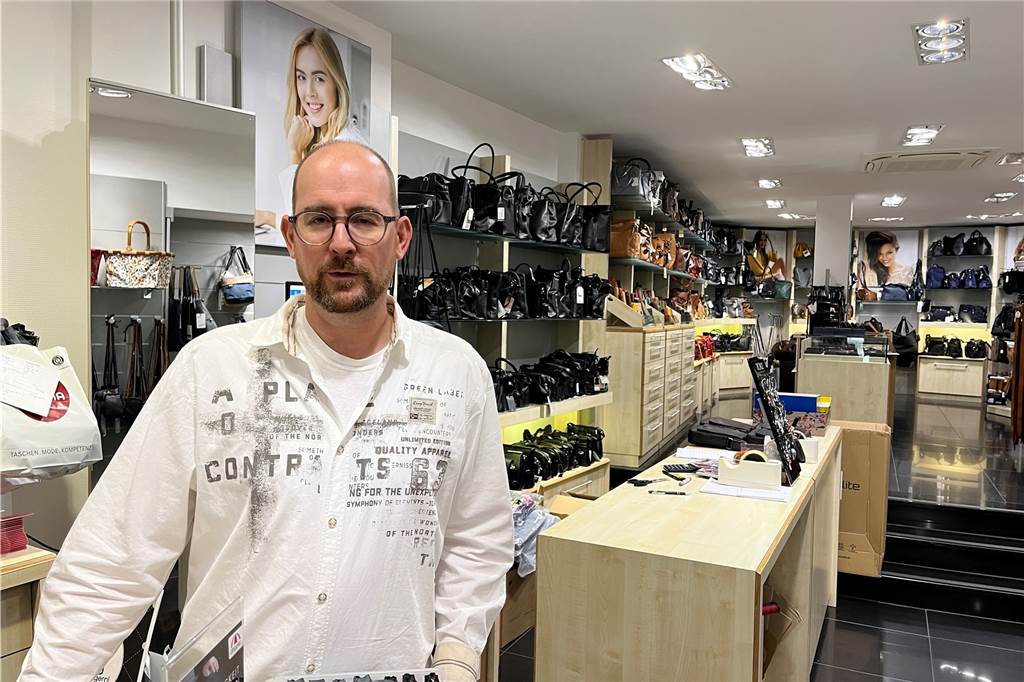 Einzelhändler sehen verkaufsoffene Sonntage positiv Wolfgang Klinger ist der Betreiber des Lederwarengeschäfts Küper in Werne.