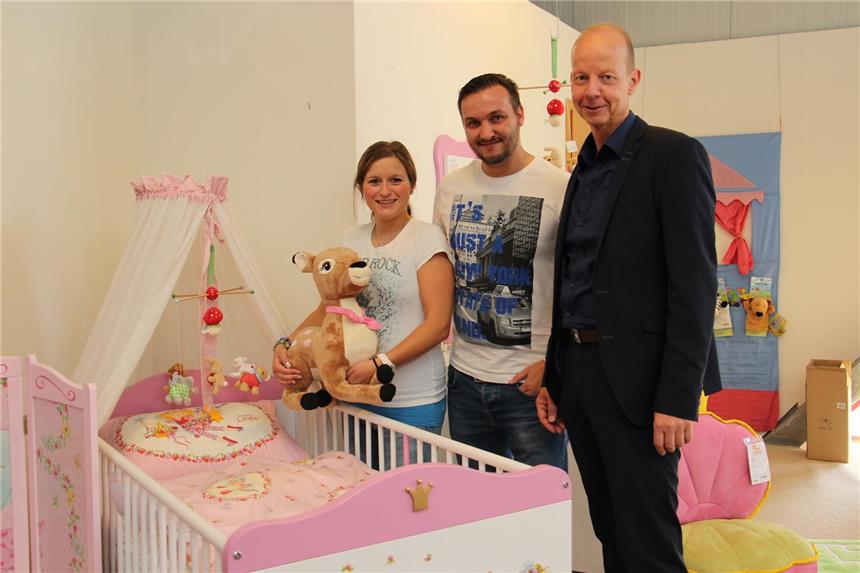 Christoph und Christina suchen Möbel für den Nachwuchs Wolfgang Kraus von Wohncentrum Wulfen berät Christoph und Christina beim Kauf von Babymöbeln.