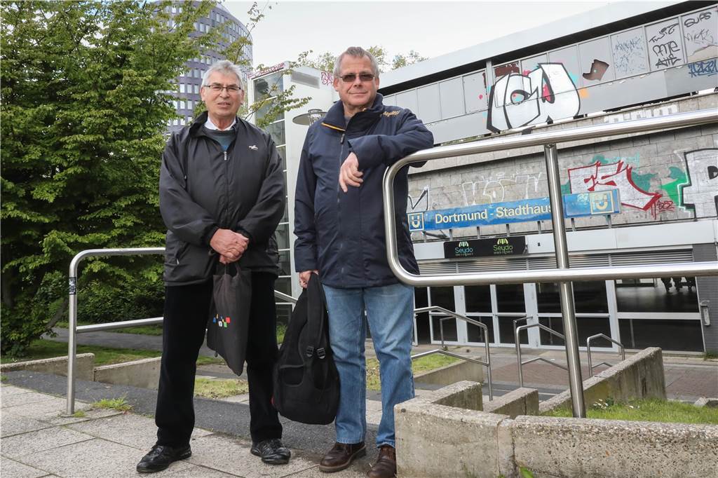 Verwechslungsgefahr: Die U-Bahn-Station "Stadthaus" könnte bald ganz anders heißen Wolfgang Löchelt (81/l.) und Bernd-Peter Fehr (63) nutzen den Bahnhof "Dortmund-Stadthaus" häufiger. Eine Umbenennung sehen beide eher skeptisch.