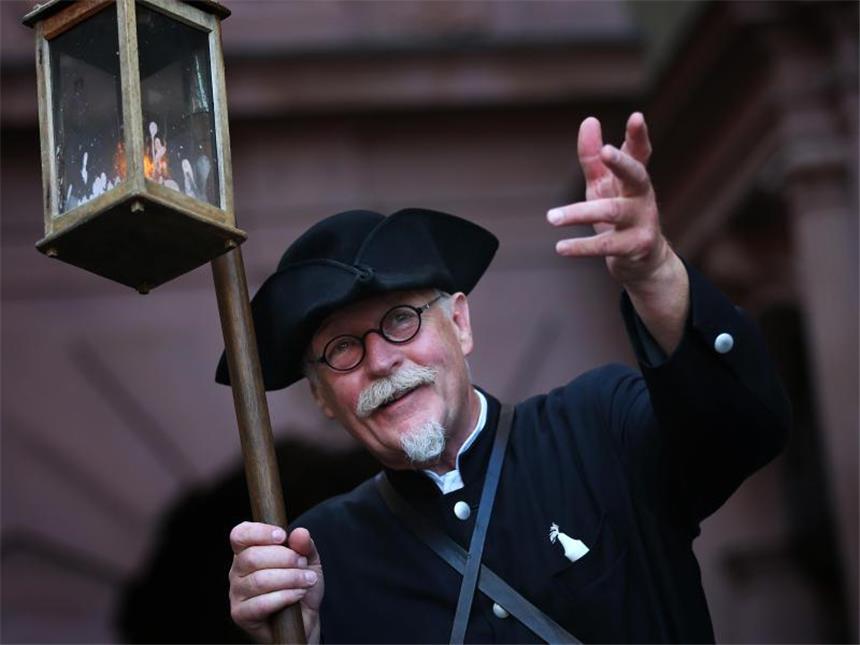 Zurück auf Start: Im Beruf noch mal ganz von vorne anfangen Wolfgang Mainka hat früher als Rechtsanwalt gearbeitet und dann auf Stadtführer umgesattelt. In Würzburg begleitet er Besucher als Nachtwächter durch die Stadt. Foto: Karl-Josef Hildenbrand