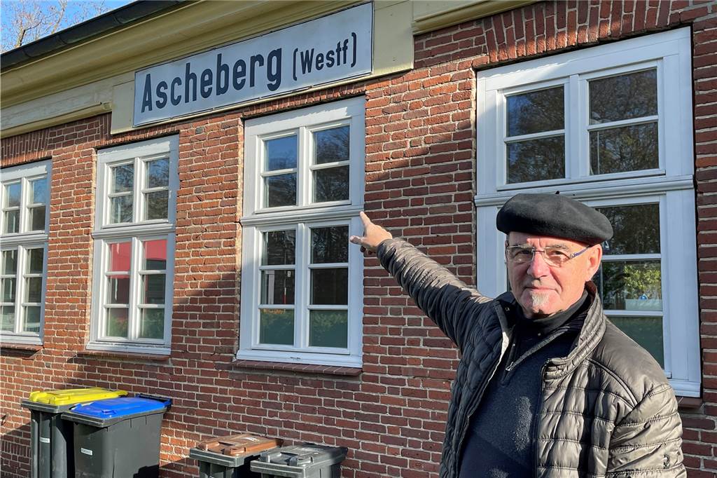 Besondere Immobilie: Arbeiten im Bahnhof Ascheberg Wolfgang Mischke weist auf das alte Bahnhofsschild an der Rückseite des Gebäudes.