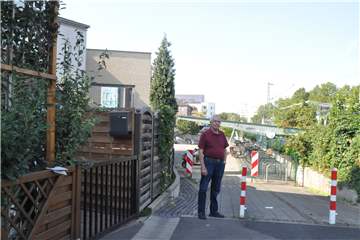 Wolfgang Möllenhoff reicht es: Seit der Zaun im Hintergrund im Mai nach zwölf Jahren wieder geöffnet wurde, nutzen Passanten die Gasse und sogar seinen Vorgarten (links) um ihre kleine und große Notdurft zu verrichten.