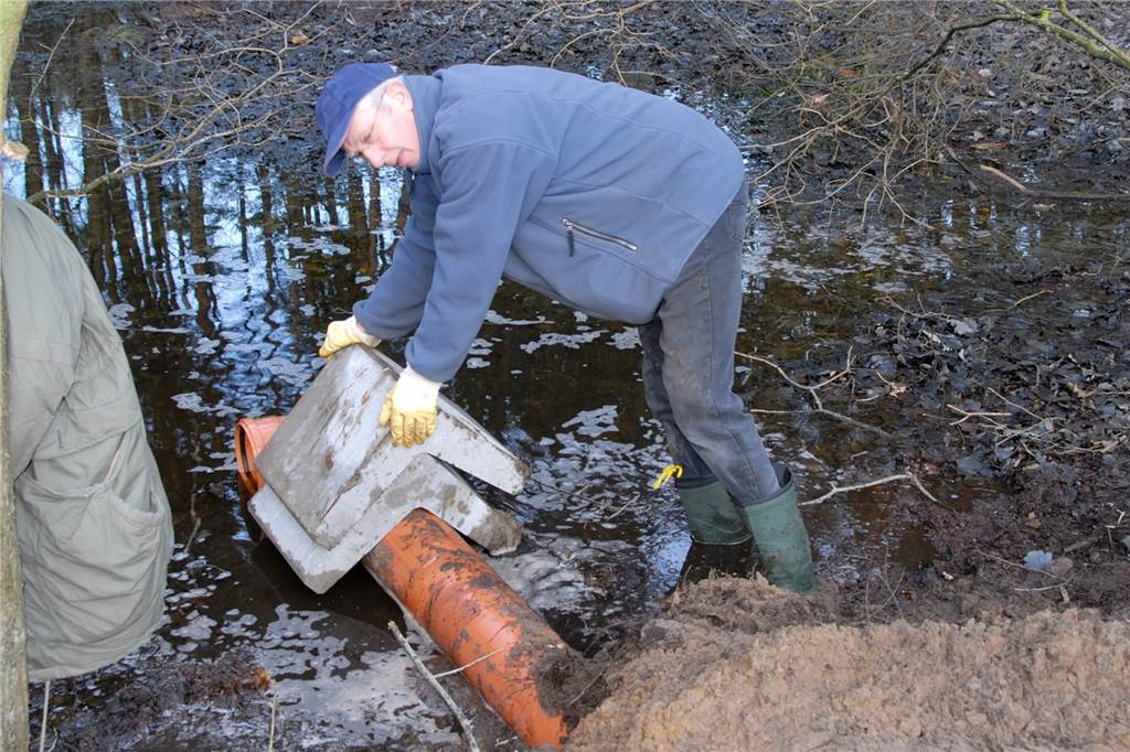Wolfgang Möllers: Eine ehrliche Haut mit vielen Talenten Wolfgang Möllers war vielseitig. Er konnte nicht nur mit Reagenzgläsern umgehen, er konnte auch eine Wasserpumpe auseinandernehmen, Kopfweiden schneiteln und im Süskenbrooksmoor eine Gummifolie in den Boden einbringen, um das Gelände zu schützen.