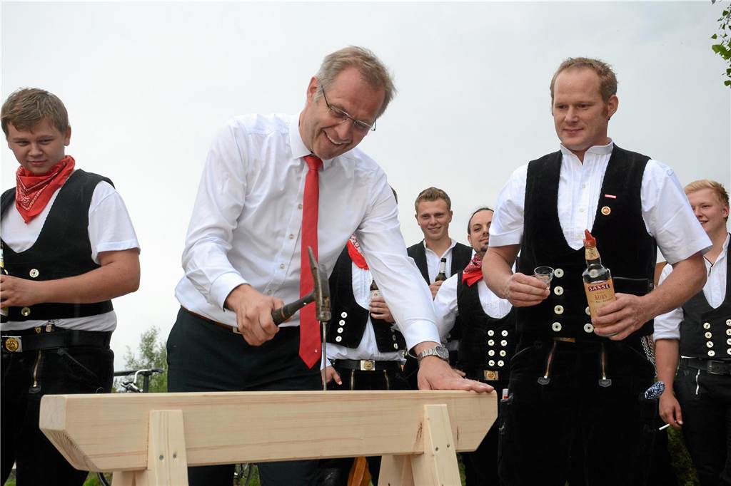 Ahaus e.V. ist stinksauer: Unbekannte beschädigen Pausenbank an der Aa Wolfgang Niehues, Vorsitzender des Ahaus e.V., hatte 2017 zum Richtfest den symbolischen letzten Nagel für das Projekt eingeschlagen. Etliche Male waren Hütte und Bank seitdem schon Ziel von Vandalismus geworden. Der Verein prüft, wie er damit umgehen soll.