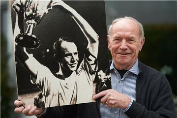Wolfgang Paul zeigt ein altes Foto, auf dem er als Spielführer des BVB den gewonnen Europapokal der Pokalsieger präsentiert.