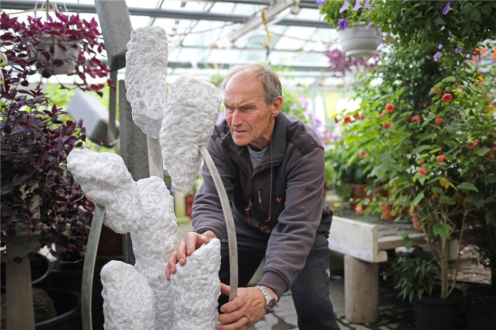 Wolfgang Schlieker ist gestorben: Seine Skulpturen prägen das Stadtbild Wolfgang Schlieker mit einer seiner Skulpturen in seinem Gewächshaus.