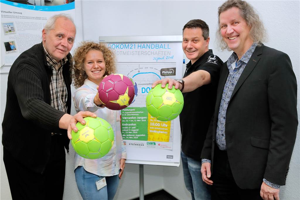 Kein Handball mehr im Jahr 2020? Kreis-Vorsitzender hat wenig Hoffnung Wolfgang Sommer (l.) bei der Auslosung der Handball-Jugend-Stadtmeisterschaft 2018. Für den Spielbetrieb im Jahr 2020 hat der 1. Vorsitzende des Handballkreises Dortmund wenig Hoffnung.