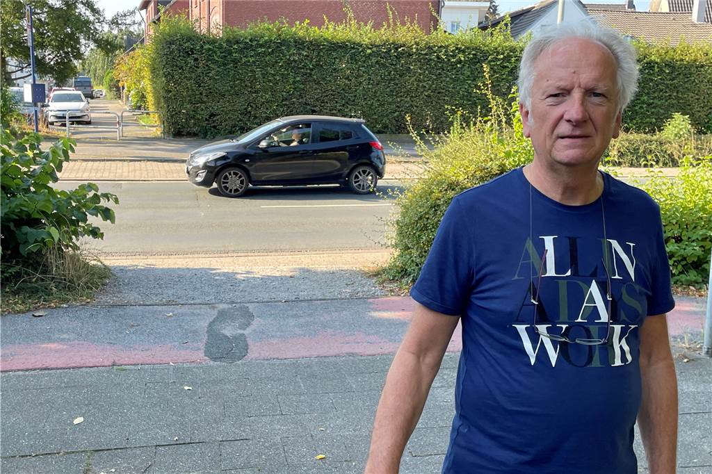 Ein Mann vor einer Straße.