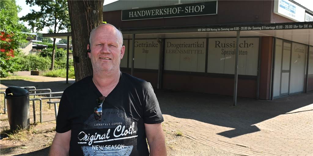 „Ich bringe dich um“: Stadtlohner (17) attackiert Zeitungszusteller (83) in Dorsten Wolfgang Weber, verantwortlich im Nachtdienst der Dorstener Zeitung, am Tatort. Er ist schockiert über den Angriff eines 17-Jährigen aus Stadtlohn und eines 19-Jährigen aus Dorsten auf seine Kollegen.