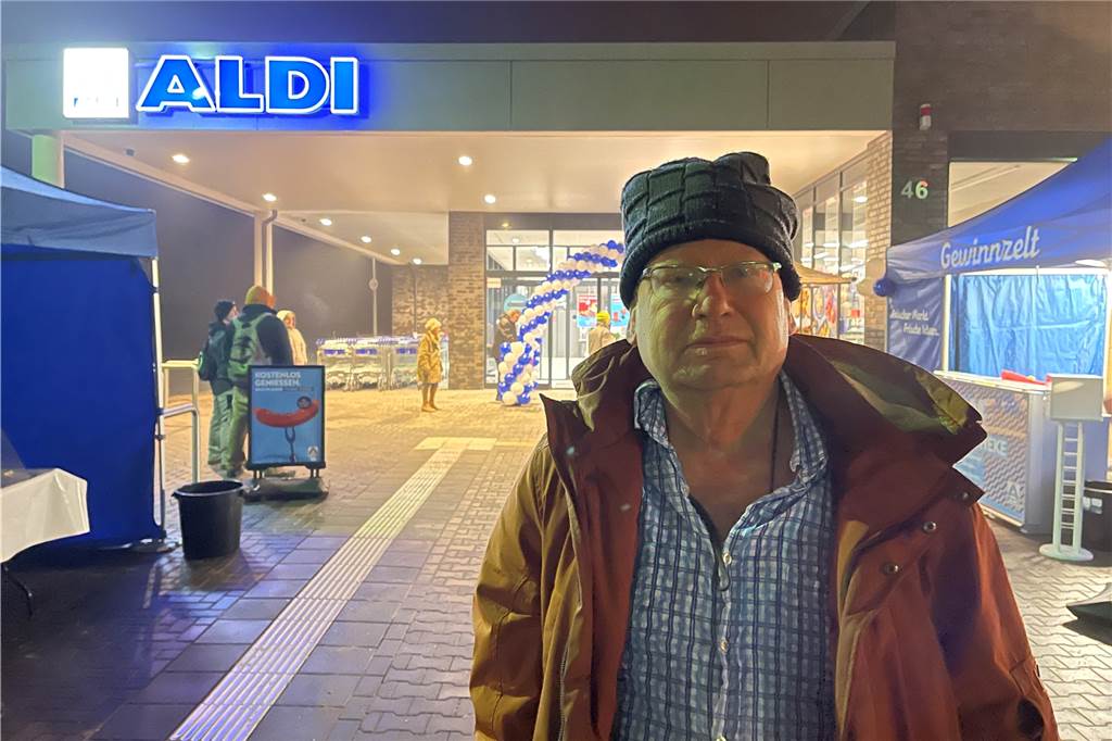 Zur Eröffnung des Aldi an der Droote fuhren Kunden quer durch die Stadt Wolfgang Welter steht vor dem noch geschlossenen Aldi an der Droote in Dortmund Scharnhorst.