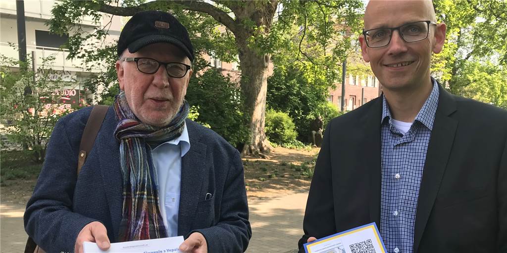 Flüchtlinge: Neues Land, neue Sorgen - Serviceheft auf ukrainisch hilft Wolfram Kuschke und Marc Frese von der Auslandsgesellschaft stellen das neue "Serviceheft für Geflüchtete aus der Ukraine vor" (v.l.).