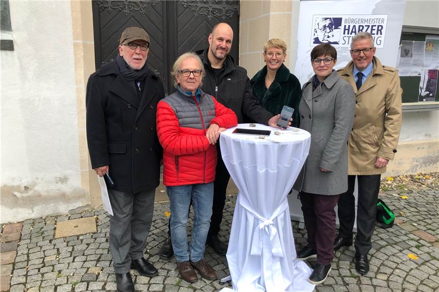 Wolfram Kuschke (Vorsitzender der Bürgermeister-Harzer-Stiftung), Jochen Otto (von der Bürgermeister Harzer-Stiftung), Michael Kupczyk (Regisseur), Dr. Katharina Hülscher (Geschichtsmanufaktur), Christina Steuer (Geschichtsmanufaktur) und Norbert Mecklemburg (Volksbank Lünen) stellen die App vor (v.l.).