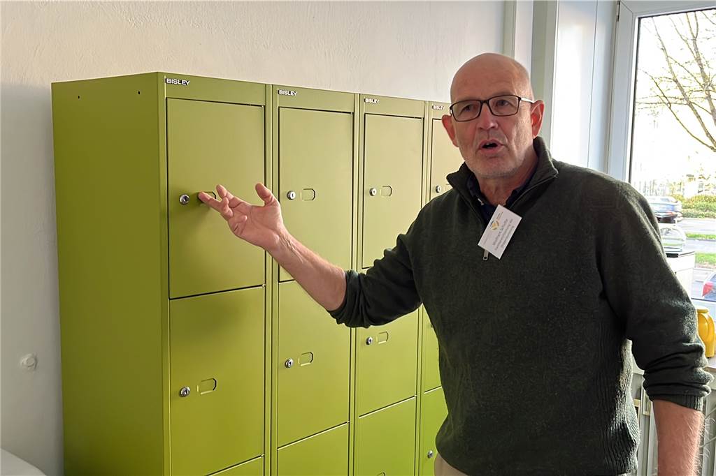 Neue Notschlafstelle für suchtkranke Wohnungslose am Wall Wolfram Schultze, Fachbereichsleiter für der Drogenberatung im DROBS Dortmund, zeigt Schränke, in denen Suchtmittel vor der Übernachtung eingeschlossen werden.