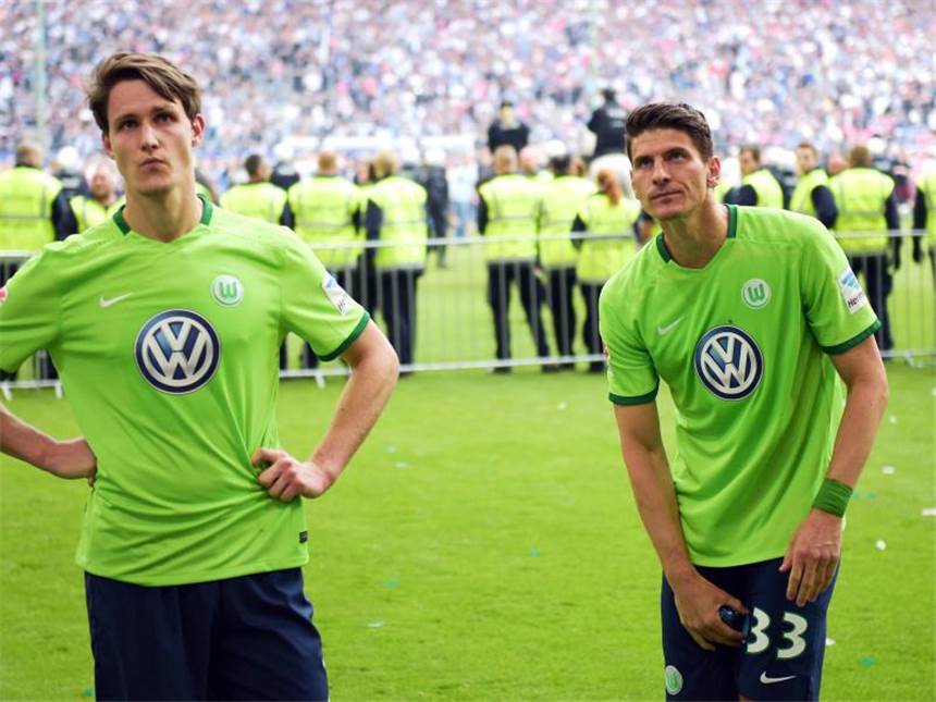 Die Tops und Flops der Bundesliga-Saison 2016/17 Wolfsburg droht nach 20 Jahren Bundesliga der Abstieg. Foto: Axel Heimken