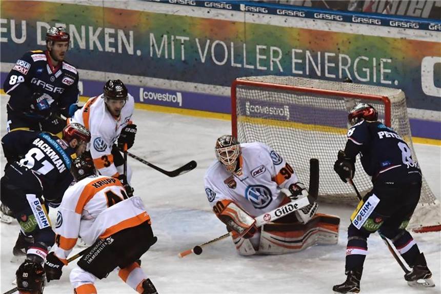 Grizzlys Wolfsburg sehr lange ohne Torwart Brückmann Wolfsburg muss länger auf Torwart Felix Brückmann verzichten. Foto: Paul Zinken