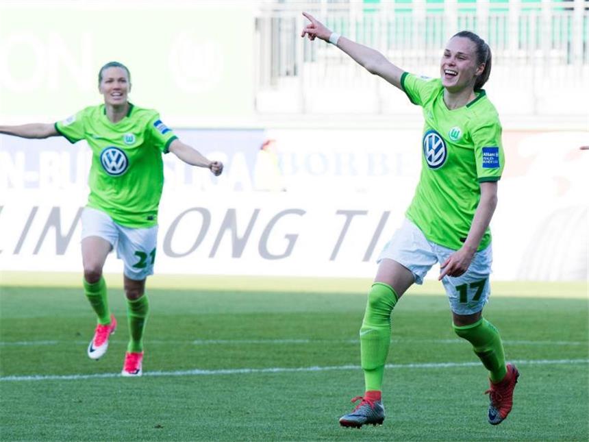 Nur Duisburg scheitert - Wolfsburg siegt zum 16. Mal Wolfsburgs Ewa Pajor (r) traf beim 6:0-Erfolg in der zweiten Pokalrunde gegen Union Berlin dreimal. Foto: Swen Pförtner
