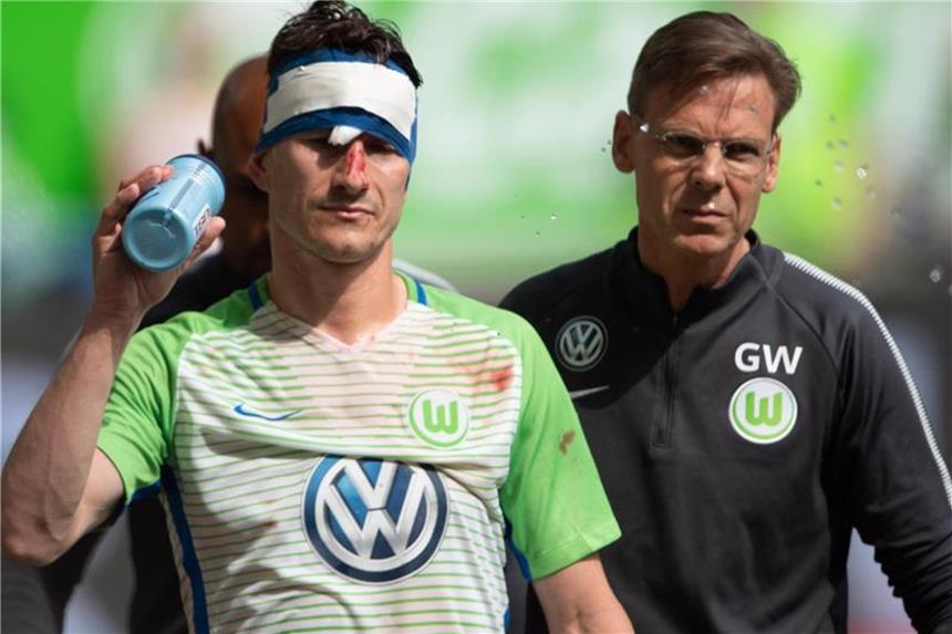 Wolfsburg bangt vor Relegation um Einsatz von Verhaegh Wolfsburgs Kapitän Paul Verhaegh geht verletzt vom Spielfeld und droht im Relegations-Hinspiel auszufallen. Foto: Swen Pförtner
