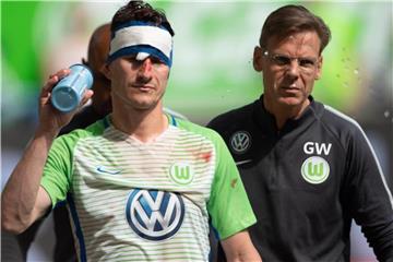Wolfsburgs Kapitän Paul Verhaegh geht verletzt vom Spielfeld und droht im Relegations-Hinspiel auszufallen. Foto: Swen Pförtner