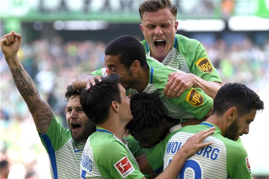 Gedämpfte Wolfsburger Freude über 4:1 gegen Köln Wolfsburgs Kicker bejubeln das Tor zum 2:1. Foto: Peter Steffen