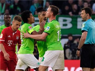 Wolfsburgs Luiz Gustavo war nach seinem Platzverweis kaum zu beruhigen. Foto: Peter Steffen