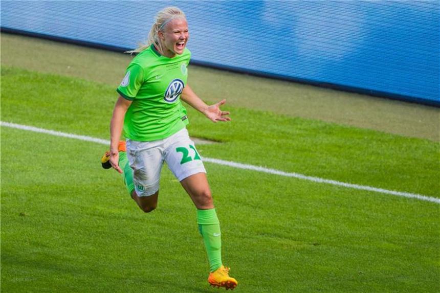 Wolfsburgs Fußball-Frauen vor Gewinn der Meisterschaft Wolfsburgs Pernille Harder schoss das 1:0 gegen Freiburg. Foto: Rolf Vennenbernd