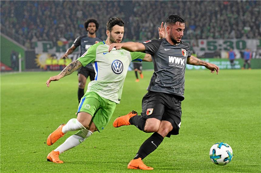 Wölfe kommen im Abstiegskampf nicht voran Wolfsburgs Renato Steffen (l) und Augsburgs Marco Richter kämpfen um den Ball.