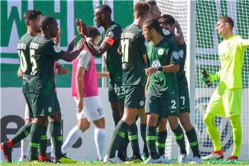 Wolfsburgs Spieler feiern das späte Tor zum 1:0 beim SV Elversberg. Foto: Oliver Dietze