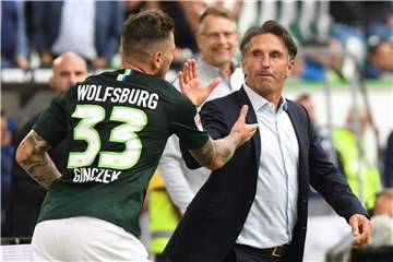 Wolfsburgs Torschütze Daniel Ginczek klatscht nach dem 2:1-Treffer mit Trainer Bruno Labbadia (r) ab. Foto: Peter Steffen