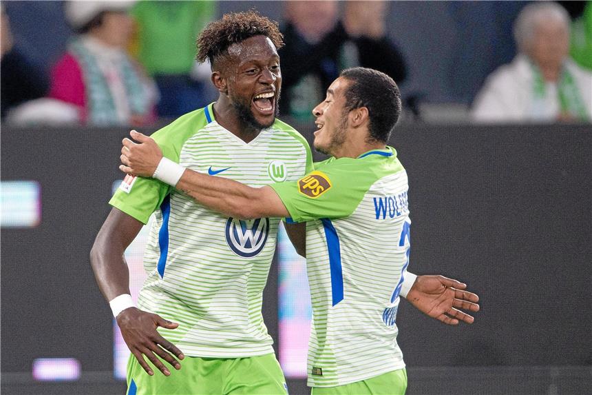 Wolfsburgs Torschütze Divock Origi (l.) jubelt zusammen mit seinem Mitspieler William über das 1:0.