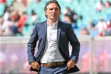 Wolfsburgs Trainer Bruno Labbadia gab seiner Mannschaft einen Tag frei. Foto: Jan Woitas