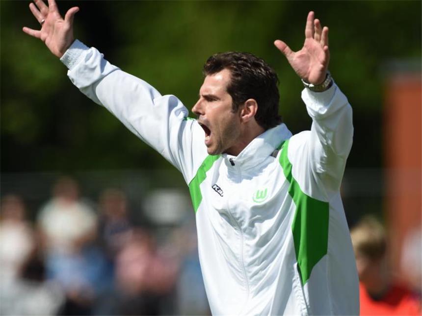 Wolfsburgs Frauen starten erfolgreich: 8:0 gegen Jena Wolfsburgs Trainer Ralf Kellermann kann sich über einen 8:0-Sieg freuen. Foto: Arne Dedert