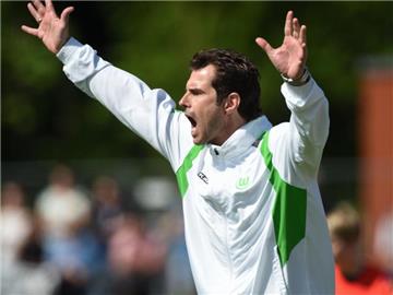 Wolfsburgs Trainer Ralf Kellermann kann sich über einen 8:0-Sieg freuen. Foto: Arne Dedert