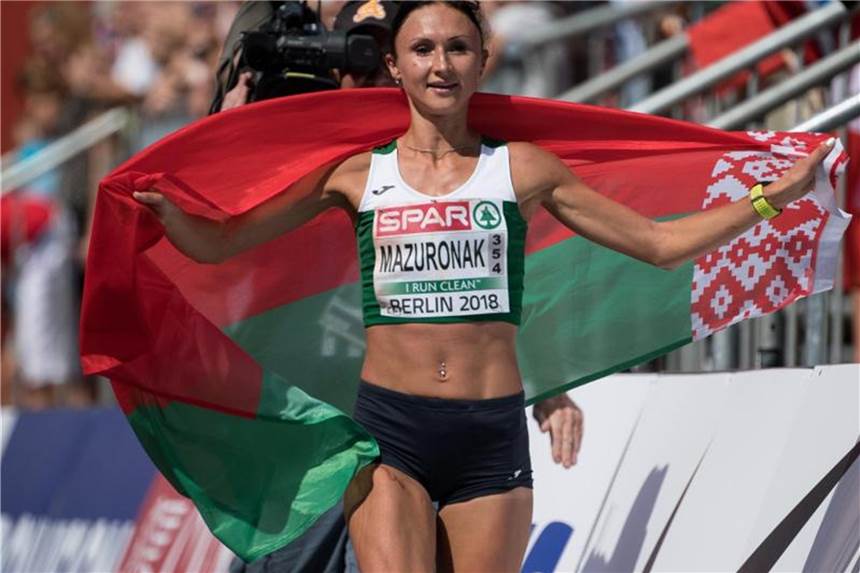 Weißrussin Masuronak Marathon-Europameisterin Wolha Masuronak aus Weißrussland jubelt mit Fahne im Ziel. Foto: Sven Hoppe