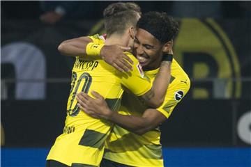 Wollen auch mit dem BVB gegen Real Madrid jubeln: Pierre-Emerick Aubameyang (r)und Maximilian Philipp. Foto: Bernd Thissen