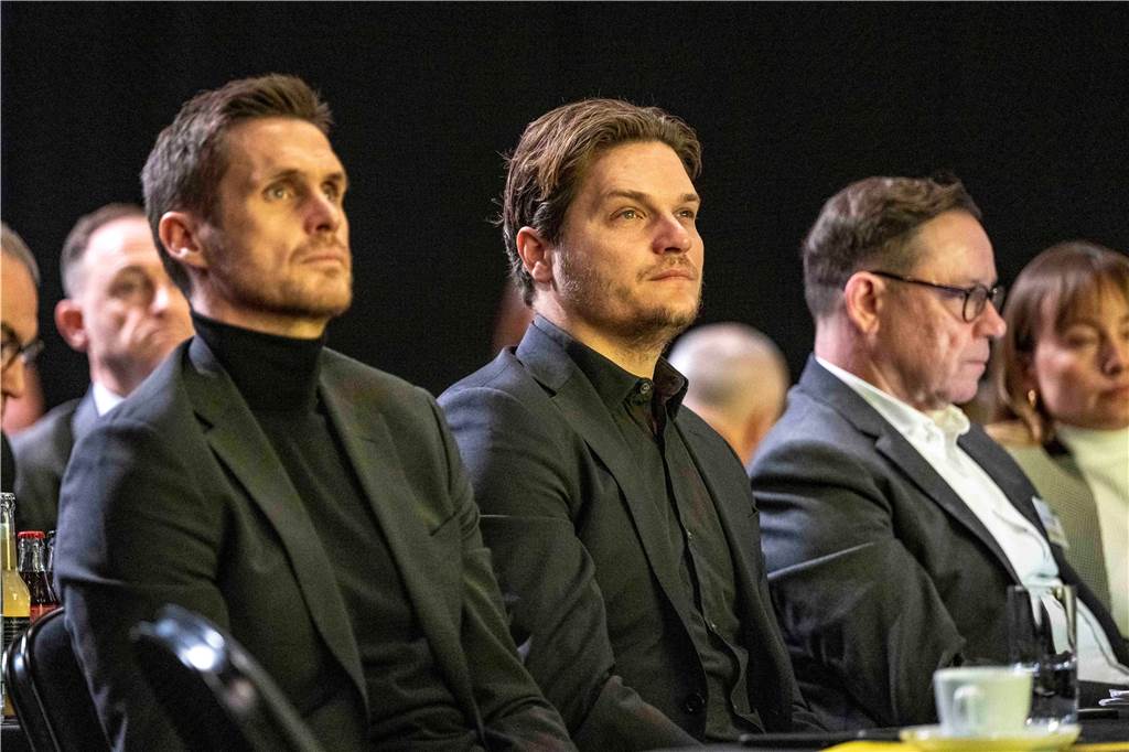 BVB-Trainer Terzic überrascht mit ungewöhnlicher Maßnahme: Letzte Trainingswoche des Jahres Sebastian Kehl und Edin Terzic blicken während der Jahreshauptversammlung zur Bühne.